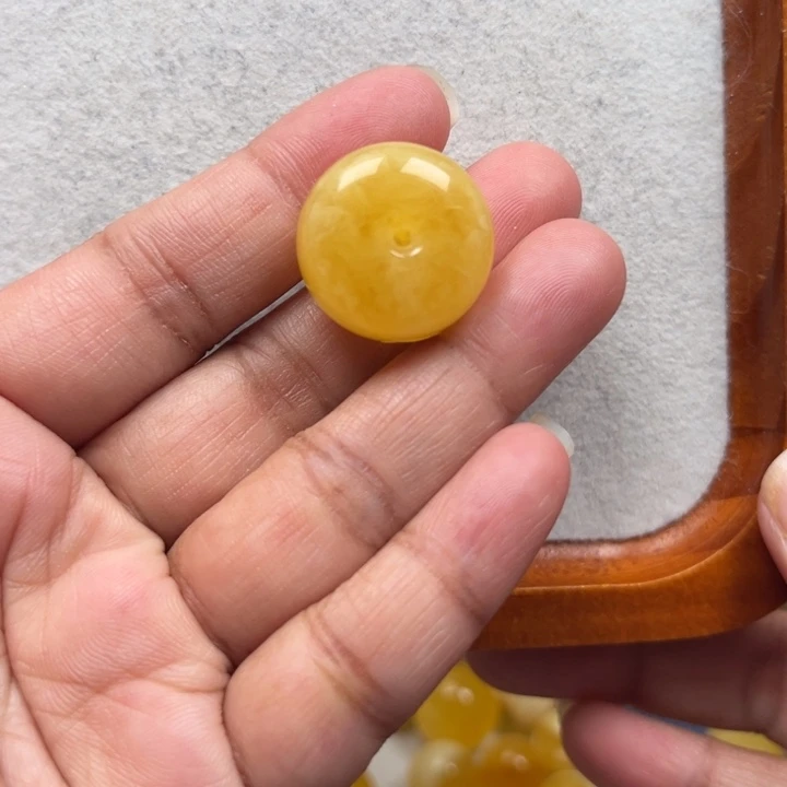 琥珀未镶嵌珠宝奇石M173号鸡油黄妖花