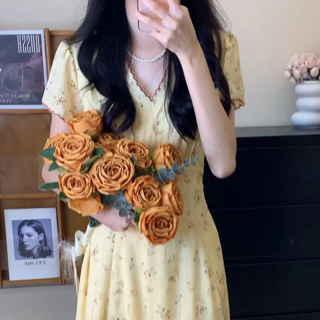 2025纯欲气质V领小岛蔷薇碎花显瘦小众设计感连衣裙