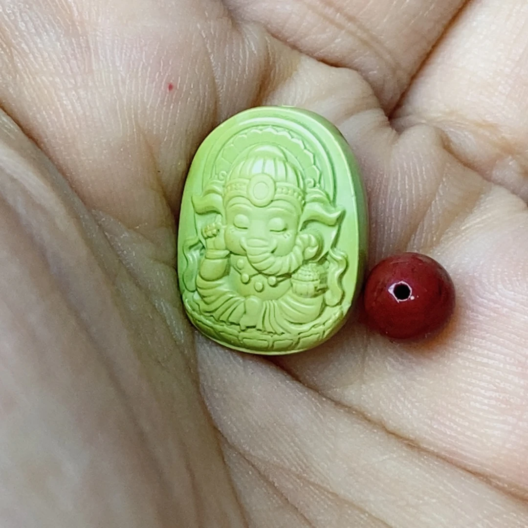 旺***多未镶嵌配饰南红玛瑙