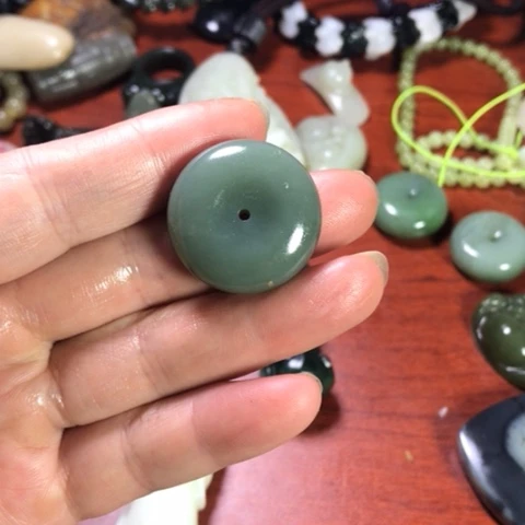 颈饰未镶嵌和田玉（碧玉）吊坠