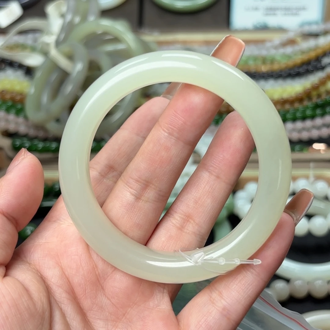 李***子和田玉未镶嵌手镯56