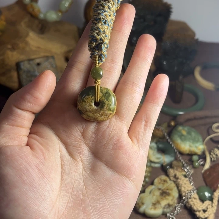 未镶嵌岫岩河磨玉（透闪石质玉）挂件