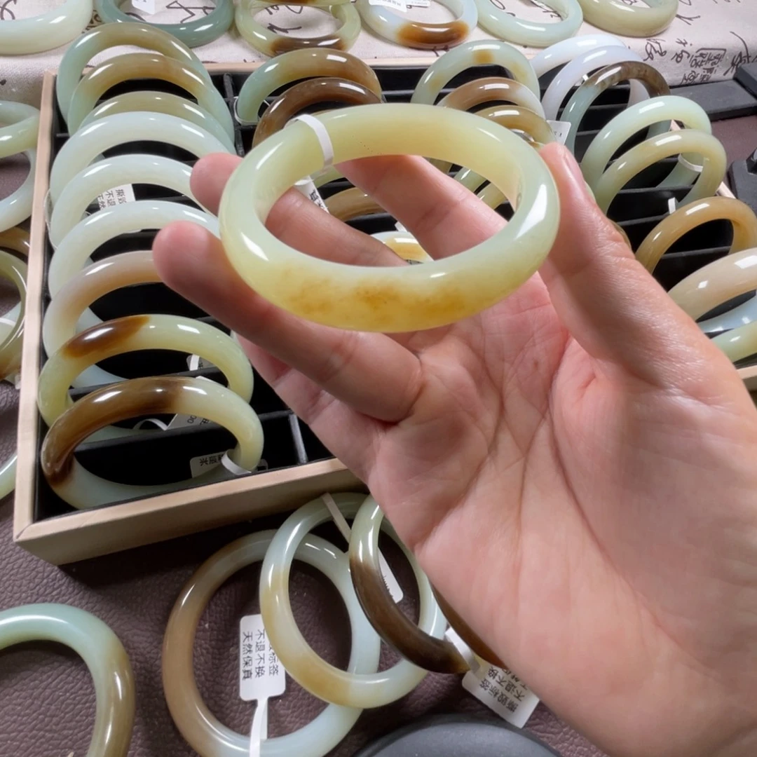 和田玉未镶嵌手镯