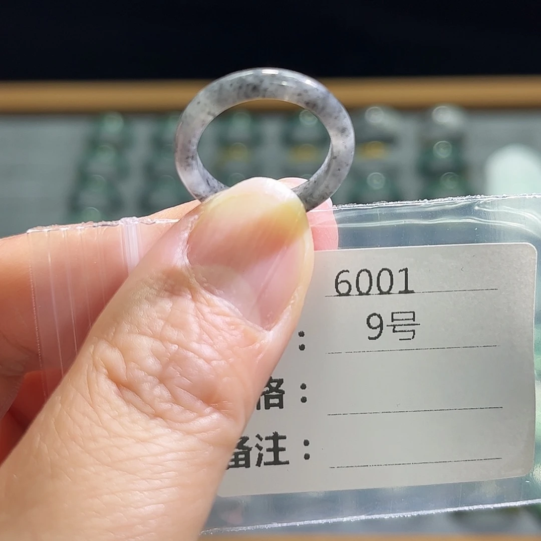 翡翠未镶嵌戒指6001。