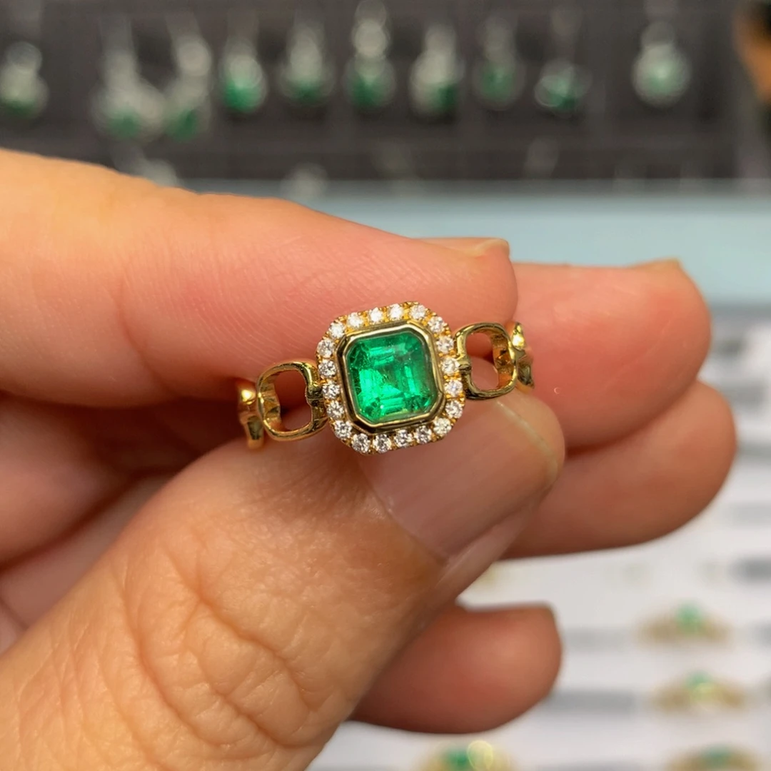 祖母绿戒指18K金镶嵌