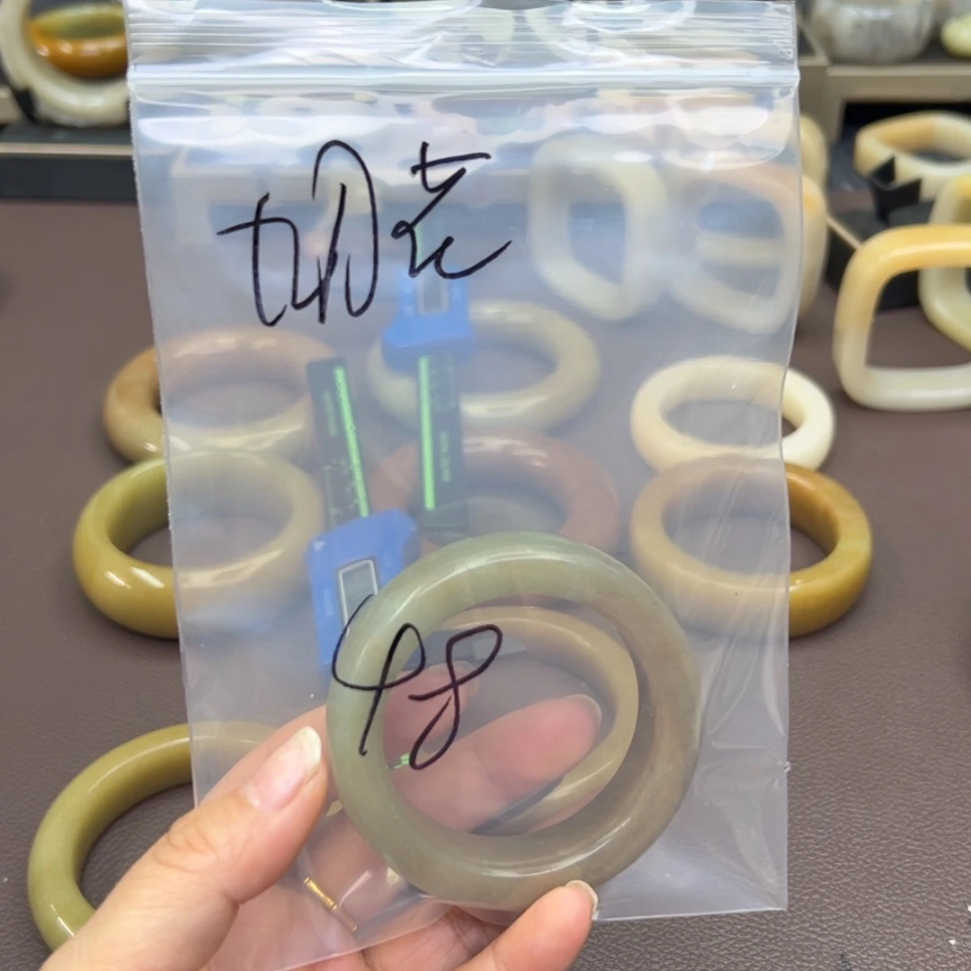 石英质玉手镯未镶嵌九*花