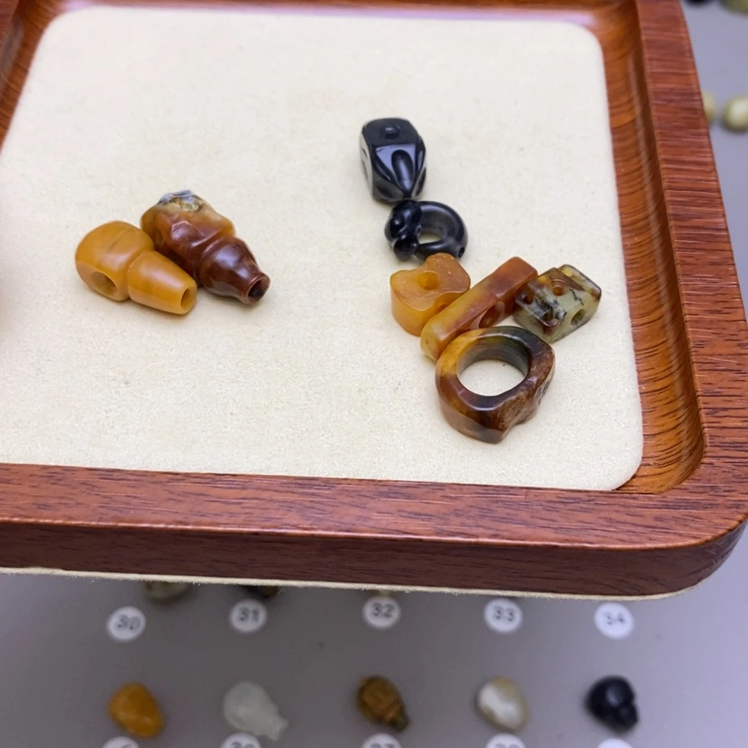 未镶嵌蛇纹石玉配饰?**樂