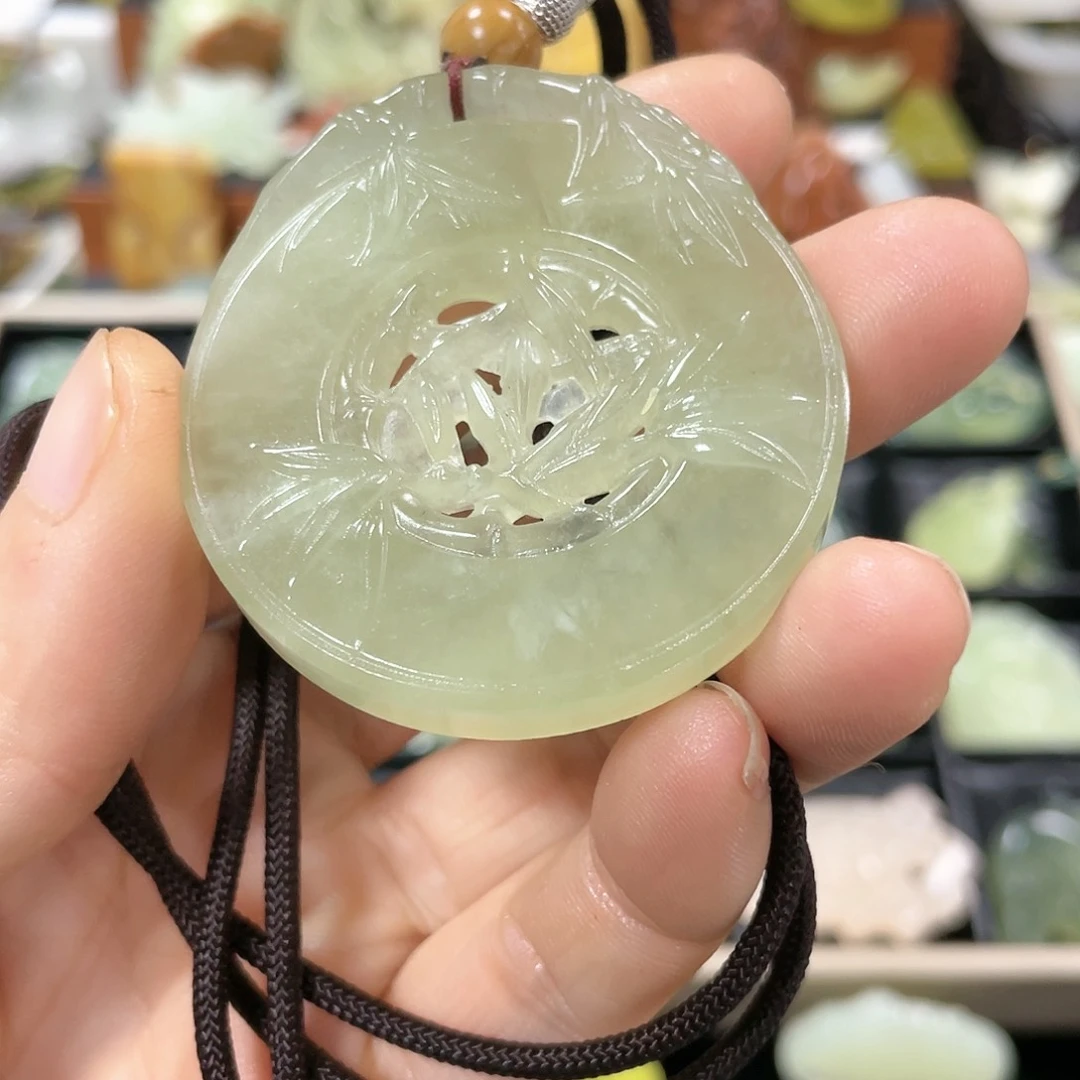 蛇纹石玉颈饰未镶嵌