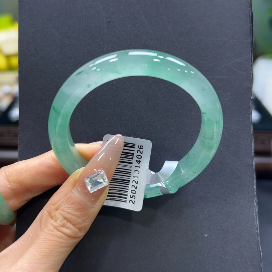 芒***子石英质玉（非洲翠）未镶嵌手镯