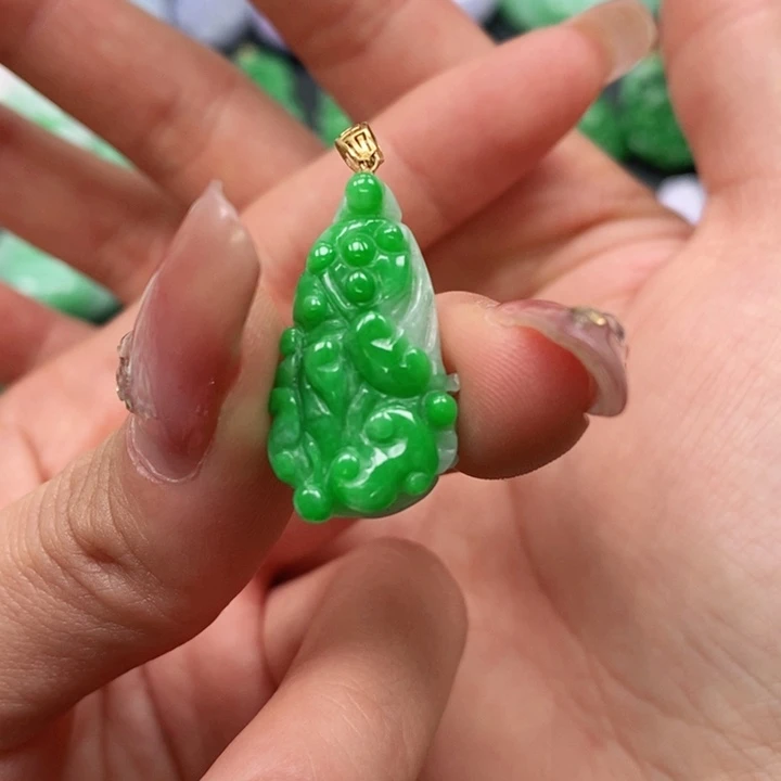 翡翠颈饰未镶嵌吊坠