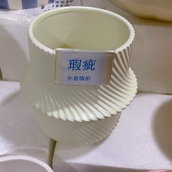 摆件多肉瑕疵盆有孔。