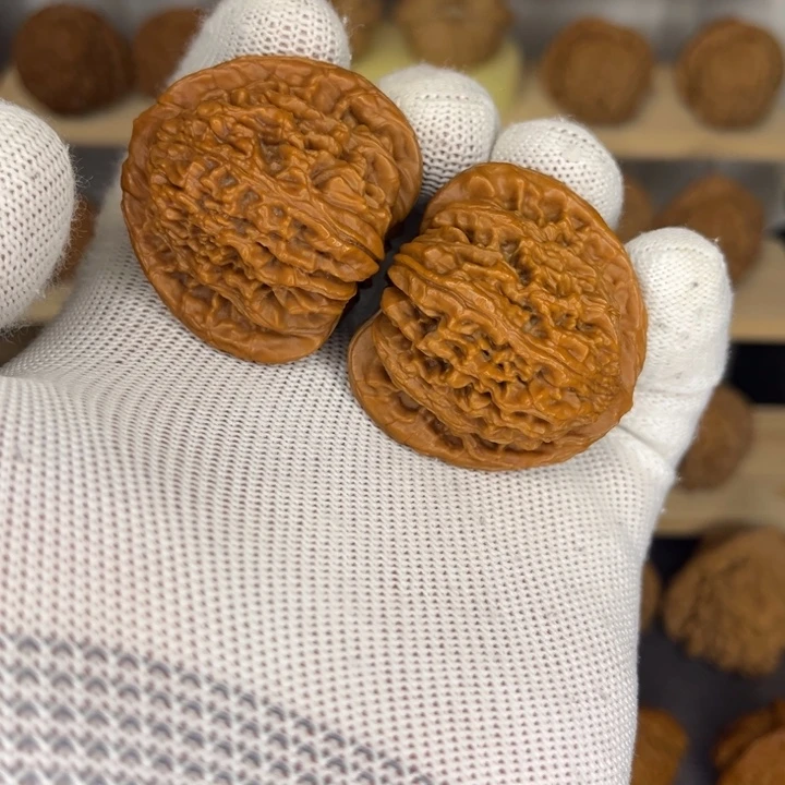 文玩核桃吊坠42红皮三角四座楼已打底