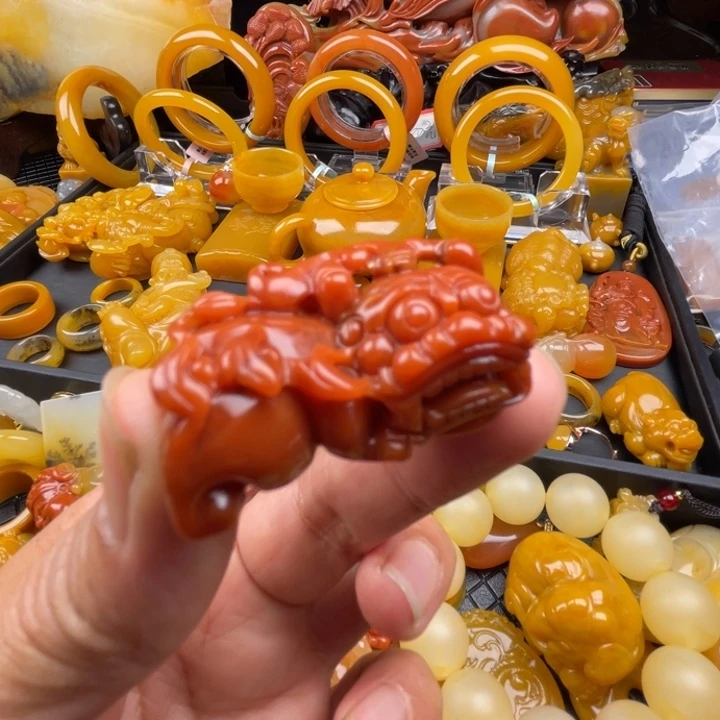 未镶嵌石英质玉（黄龙玉）颈饰