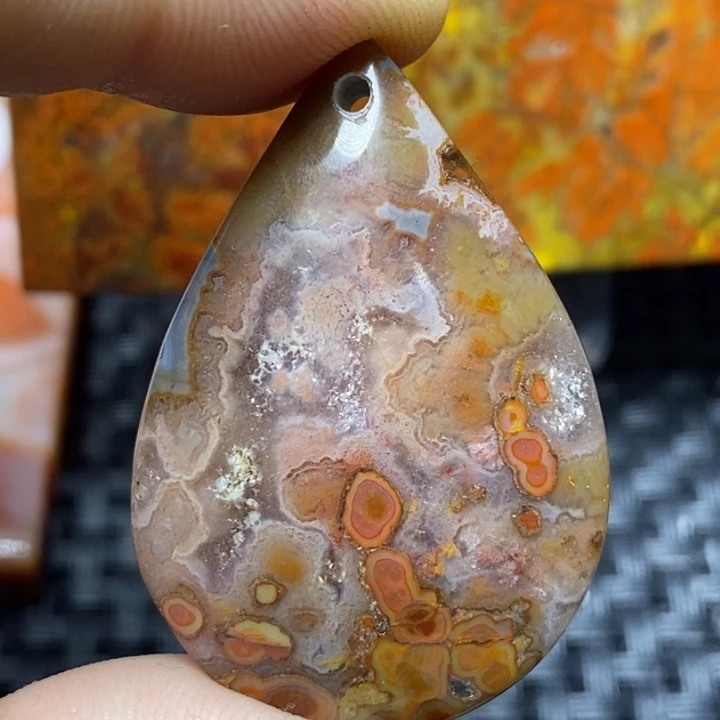 玛瑙/玉髓颈饰未镶嵌是***呀