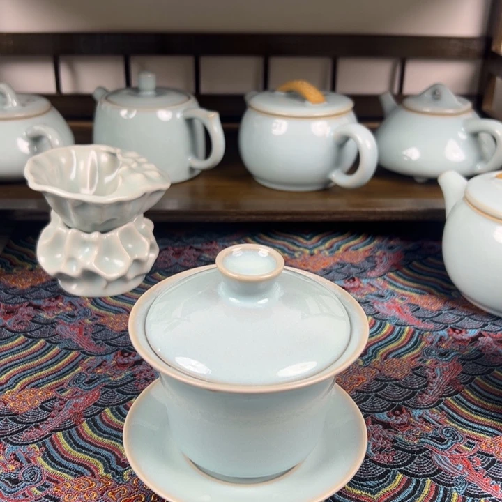 摆件天青色釉水马蹄盖碗微瑕