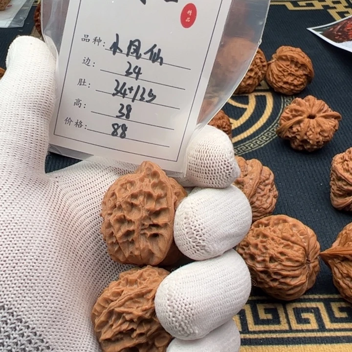 向***。文玩核桃吊坠小凤仙342