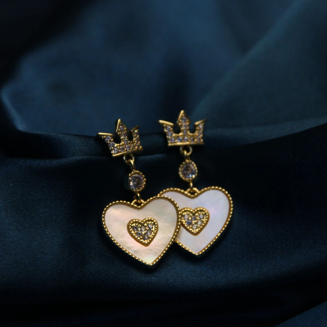 铜合金贝壳耳饰 405 爱心镶钻百搭白色法式设计师素款耳饰