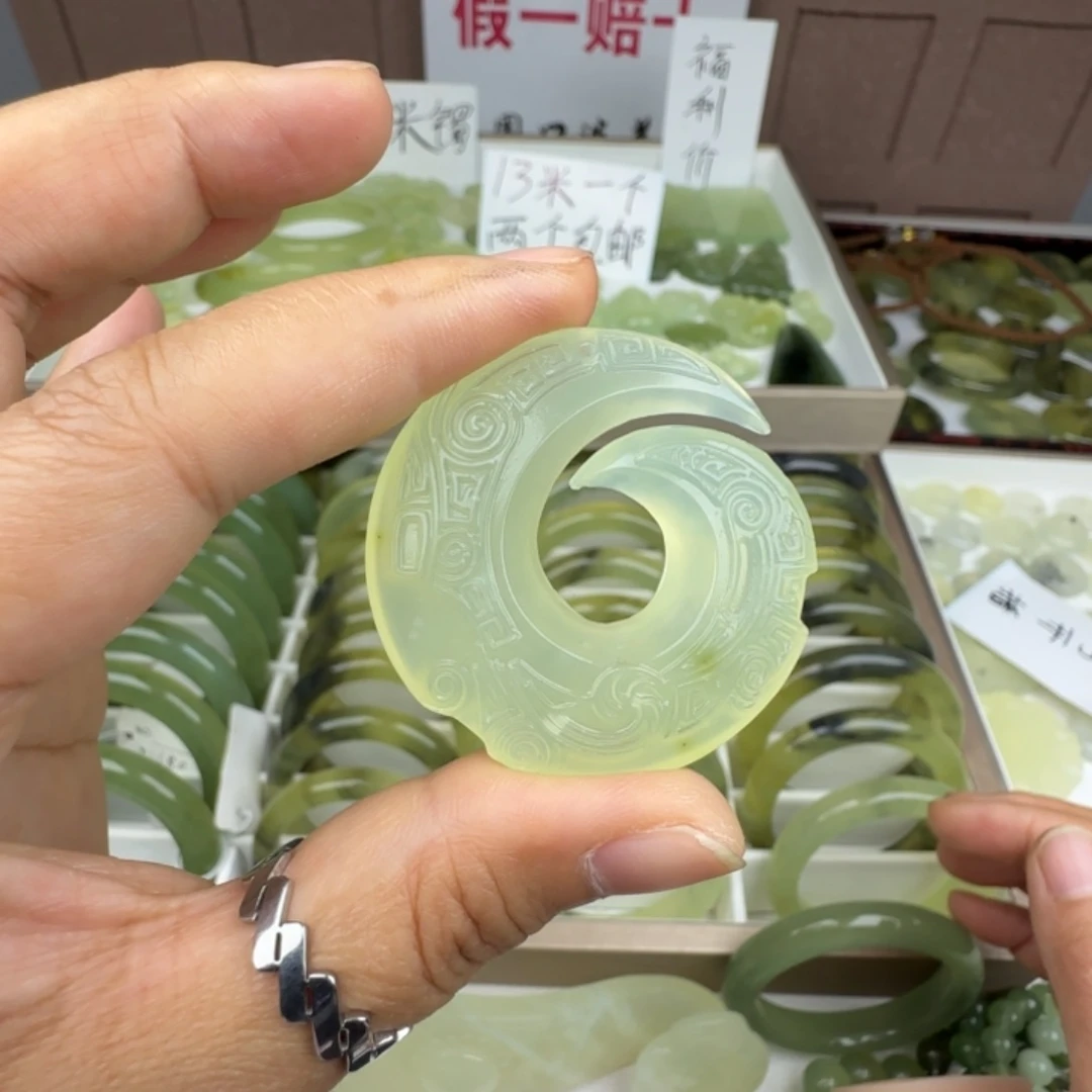 蛇纹石玉足铂镶嵌颈饰