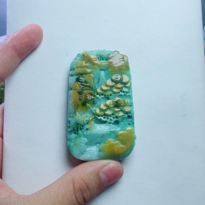 用***8翡翠未镶嵌颈饰山水