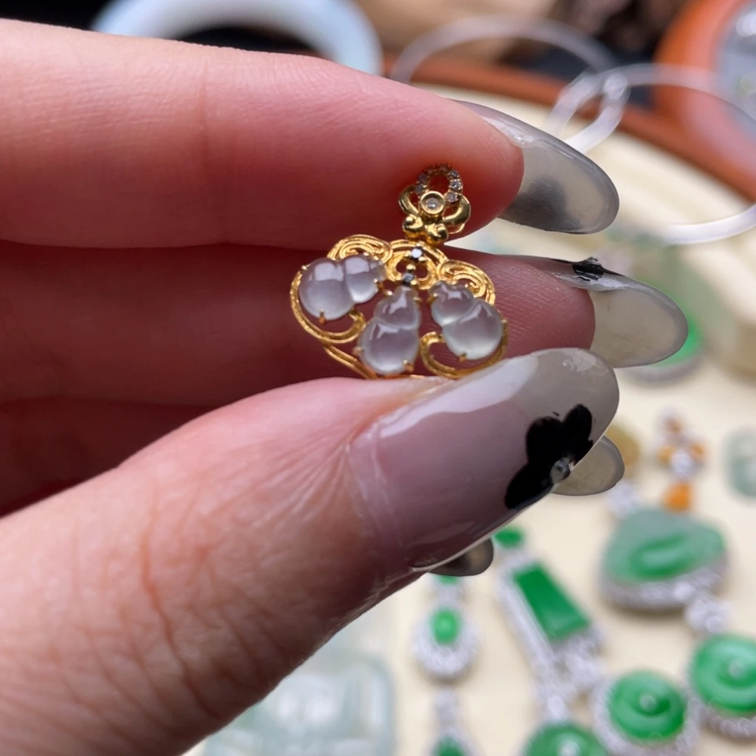 颈饰18K金镶嵌翡翠