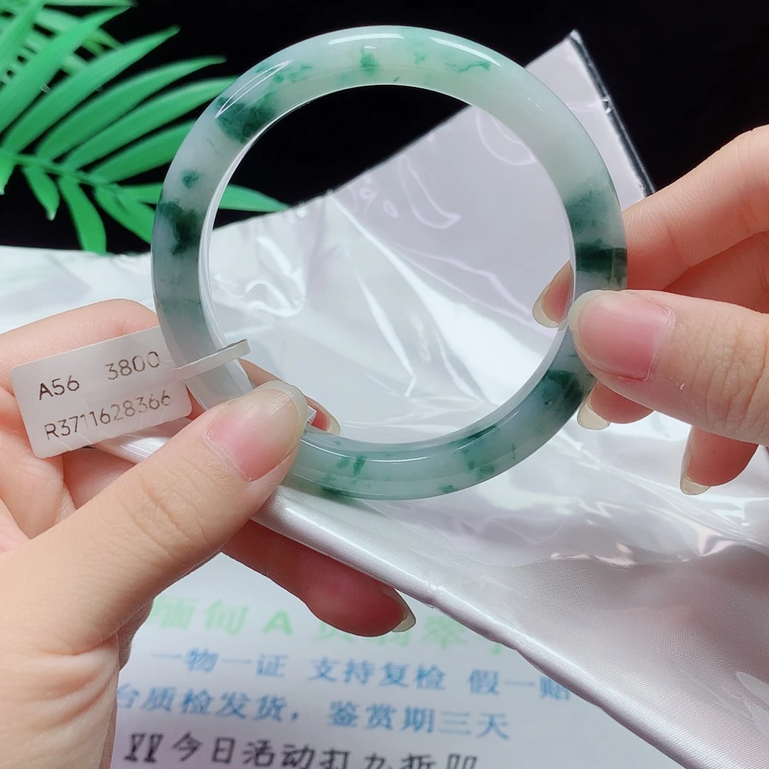 翡翠手镯未镶嵌翡翠手镯