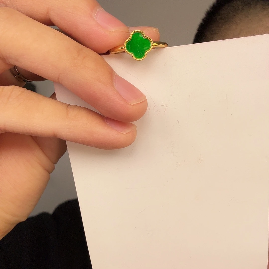 翡翠未镶嵌颈饰一件