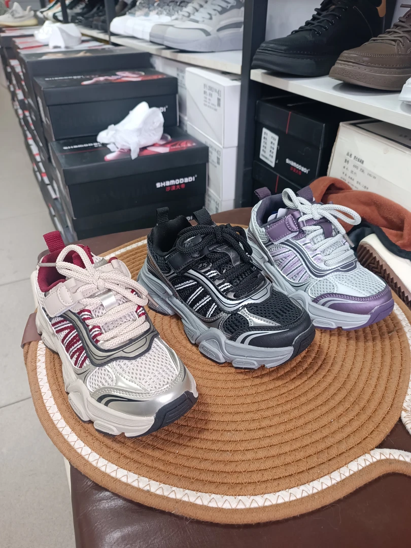 童鞋老爹鞋。运动休闲。跑步。贴片防滑，高弹。时尚，浅色，舒服。