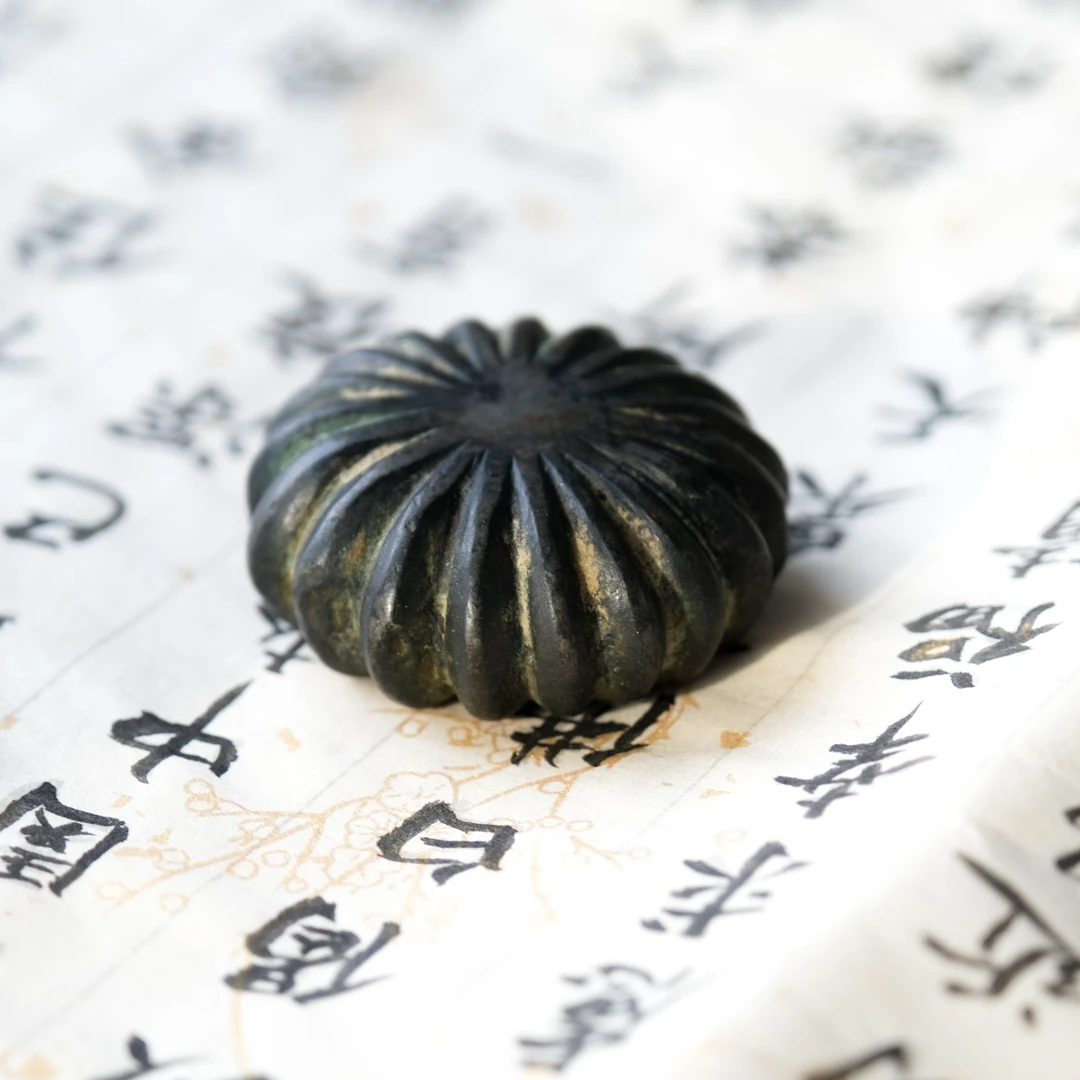 21.菊瓣形铜镇纸【古董拍卖】