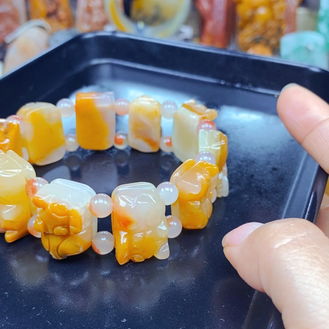 石英质玉（黄龙玉）未镶嵌颈饰