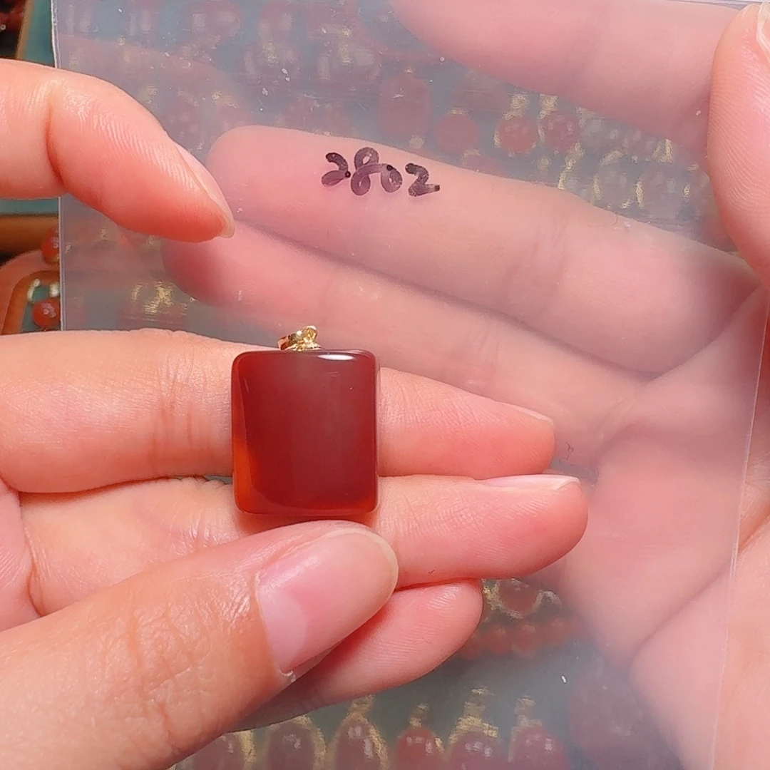 南红玛瑙18K金镶嵌吊坠