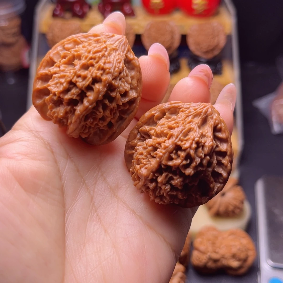 文玩核桃吊坠红皮满天星39尺