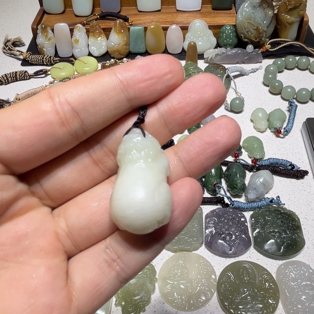 a***静和田玉未镶嵌颈饰