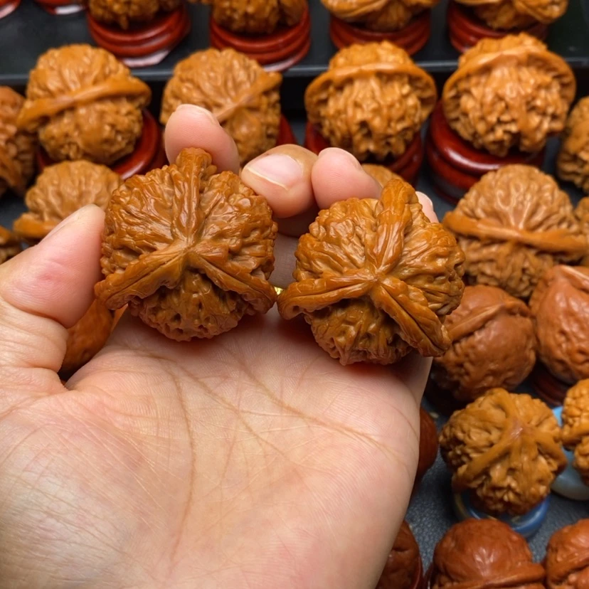【闪购商品】文玩核桃把件41白狮子三棱