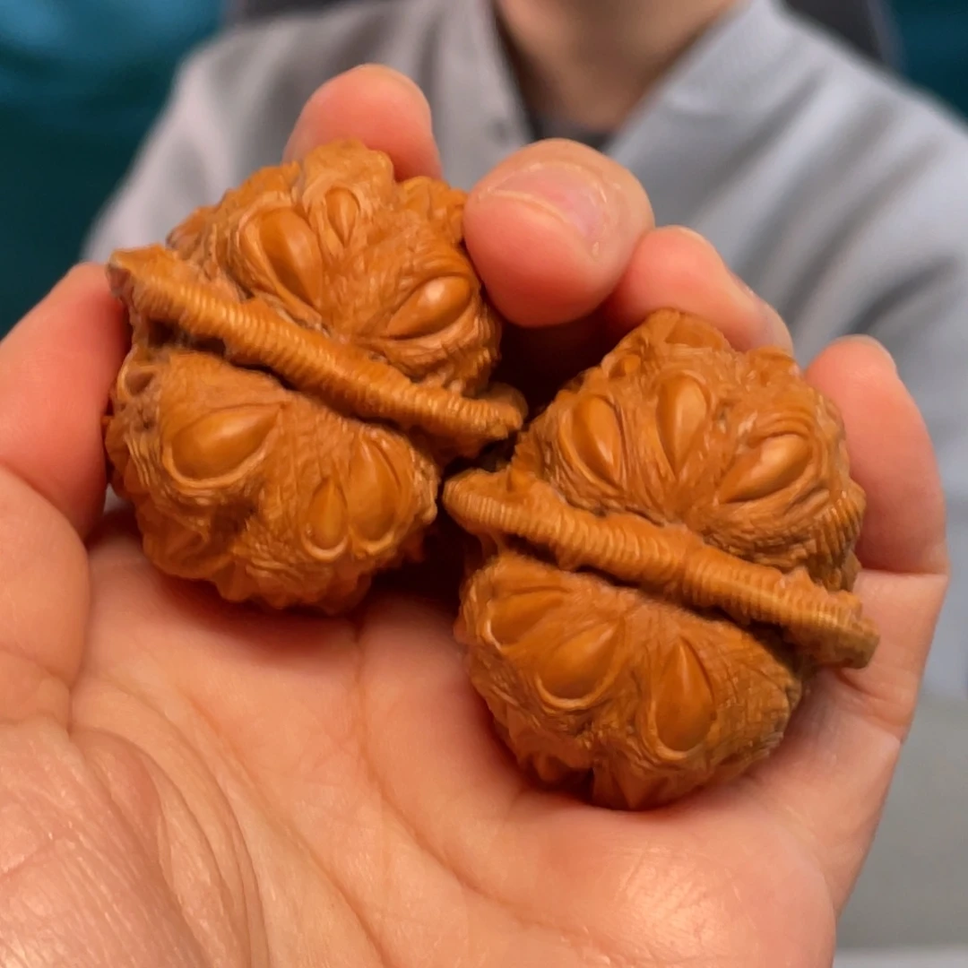 核桃吞噬核雕作品