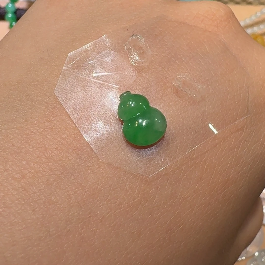 翡翠未镶嵌颈饰葫芦