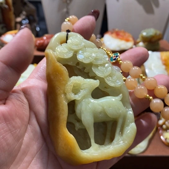 蛇纹石玉未镶嵌颈饰