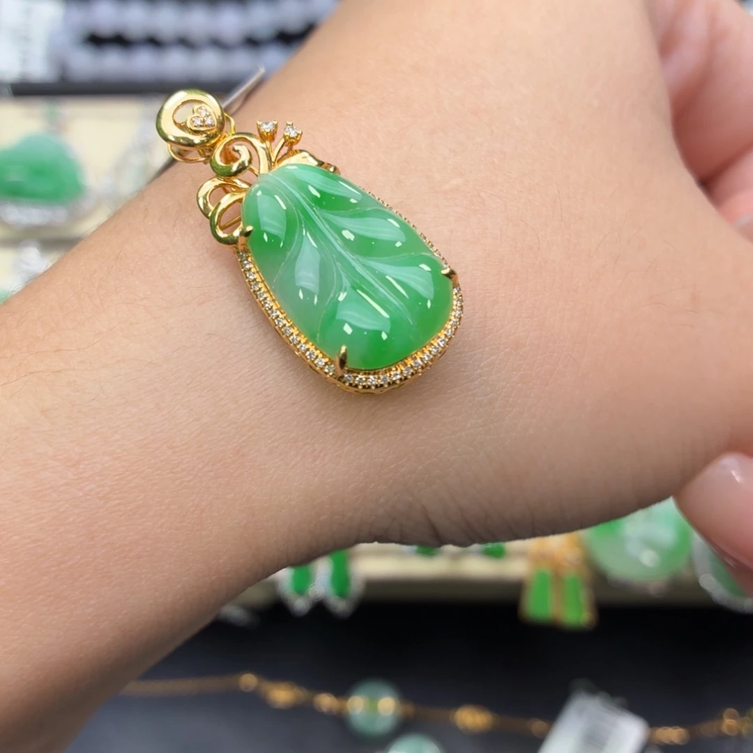 翡翠18K金镶嵌颈饰