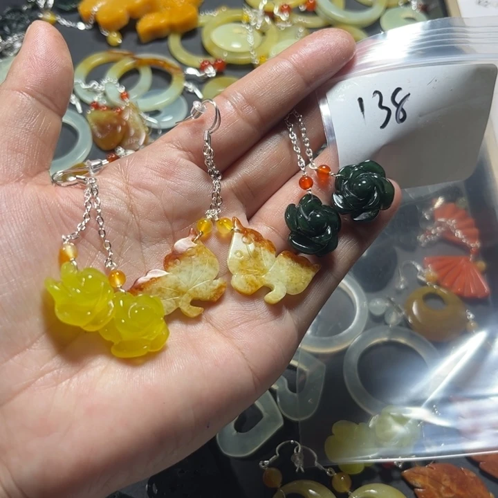 小***豆蛇纹石玉合金耳饰