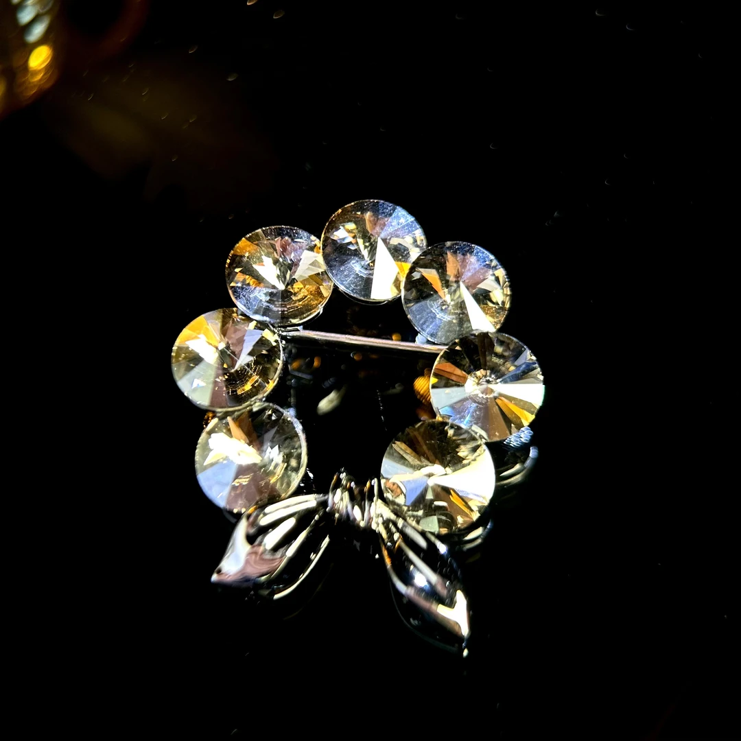0079  灰色花环胸针