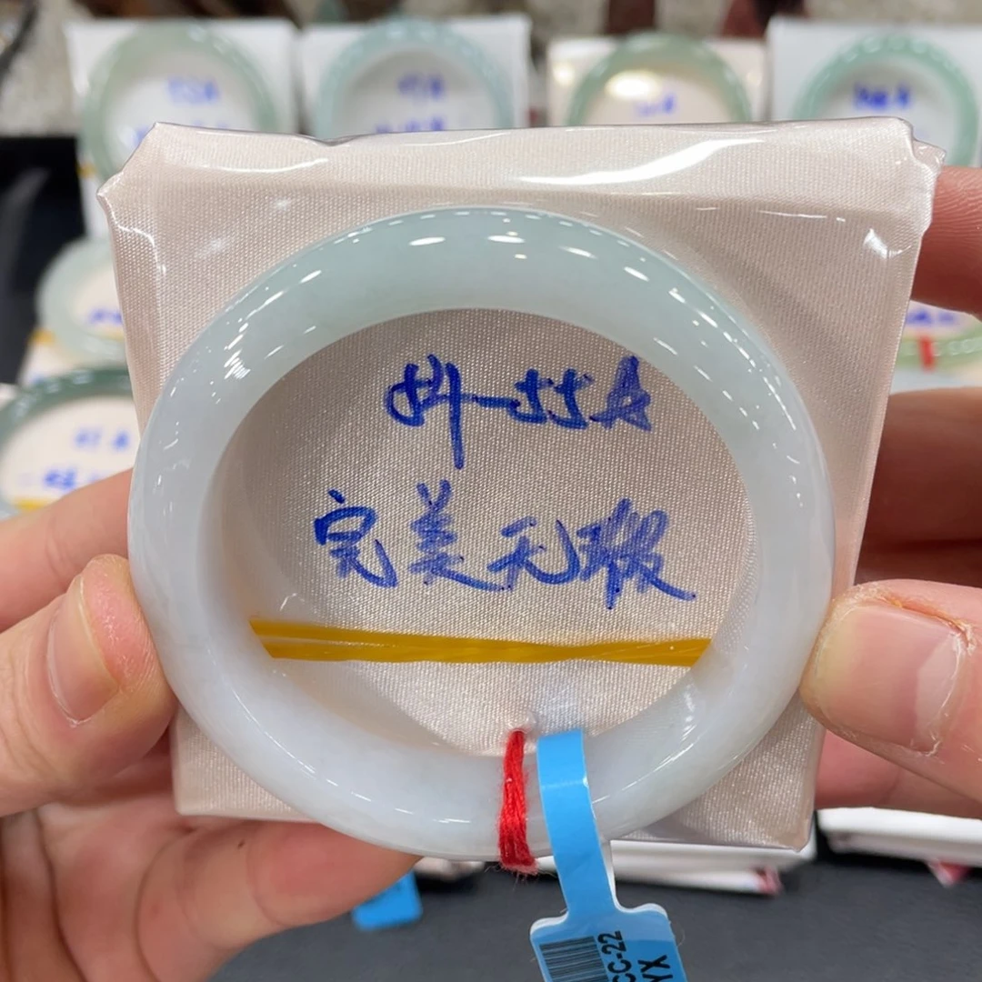 翡翠手镯未镶嵌翡翠