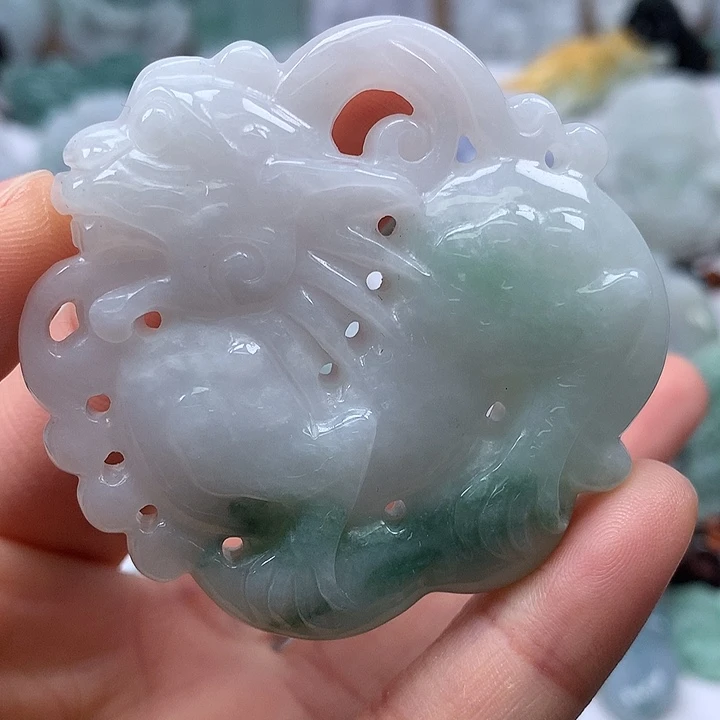 翡翠未镶嵌颈饰麒麟两面工艺福利