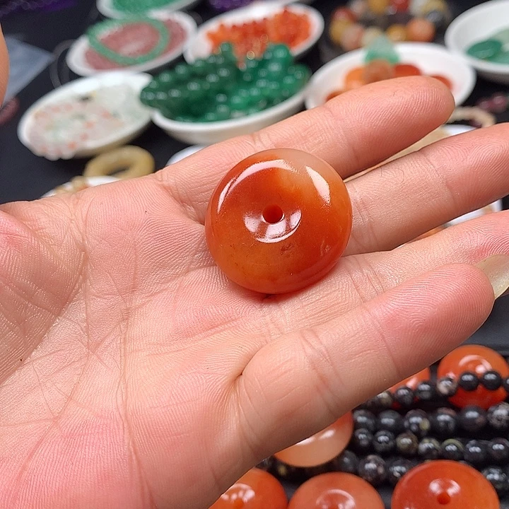 削***梨石英质玉未镶嵌颈饰