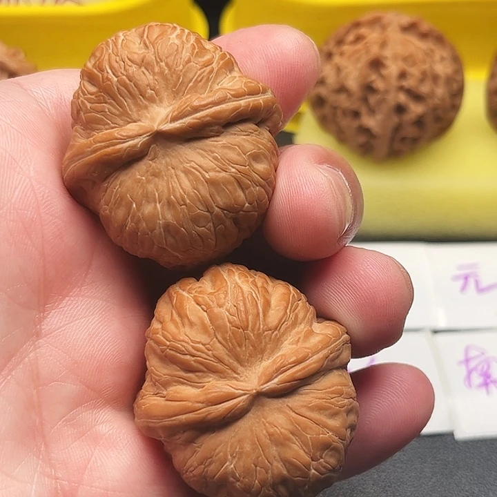 文玩核桃吊坠元宝