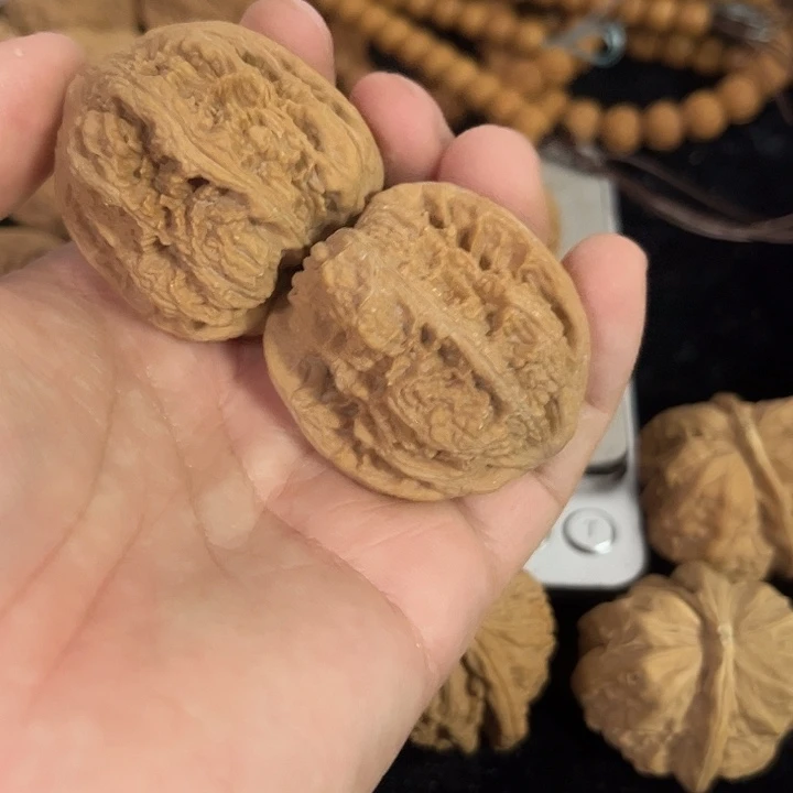 文玩核桃把件41左右微微瑕练手粗筋，编号048