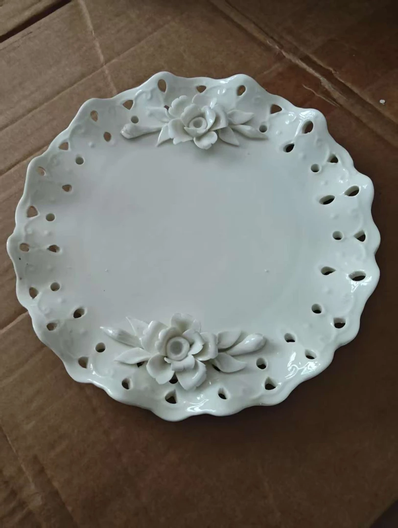八字镂空捏花盘子20厘米米白色微瑕