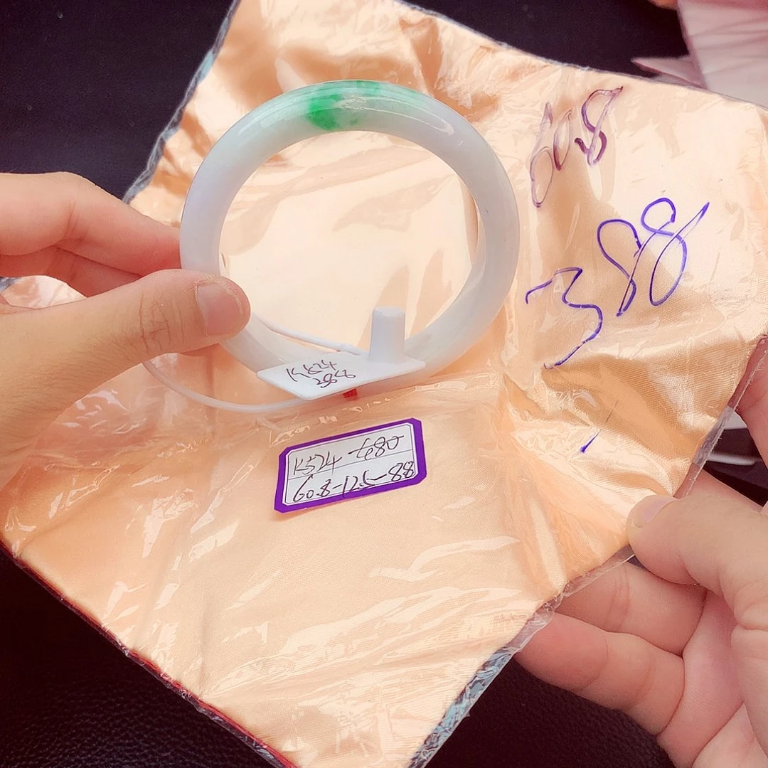 翡翠手镯未镶嵌翡翠