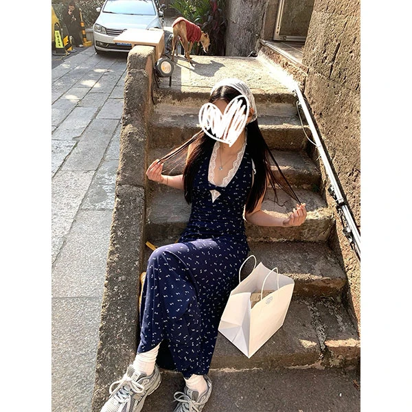 挂脖蕾丝拼接连衣裙女纯欲性感设计气质修身碎花长裙 8060