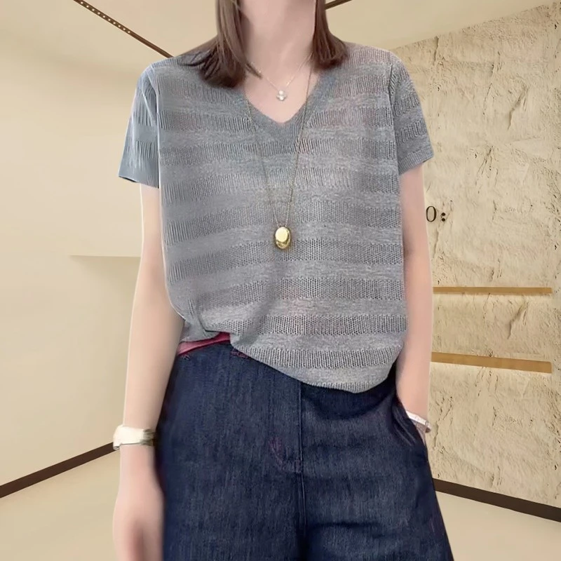 夏季宽松洋气V领短袖针织衫女2025新款时尚条纹设计休闲百搭小衫