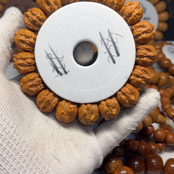 脑纹桃核雕刻，恶僧