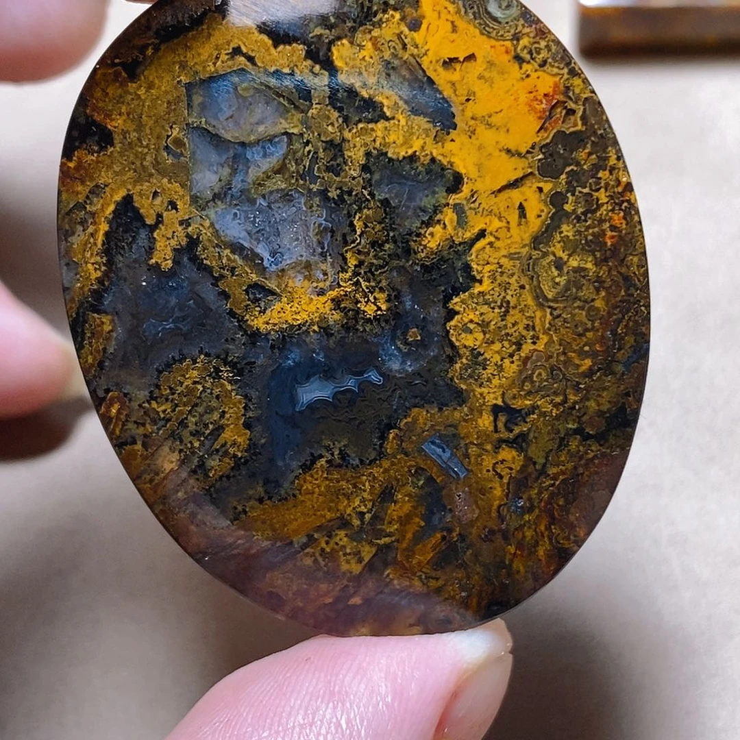 未镶嵌颈饰玛瑙/玉髓悟**?